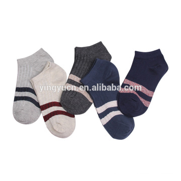 2019 Großhandel Fashion Mens Colored Striped Hot Sale Baumwoll Crew Socken Winter